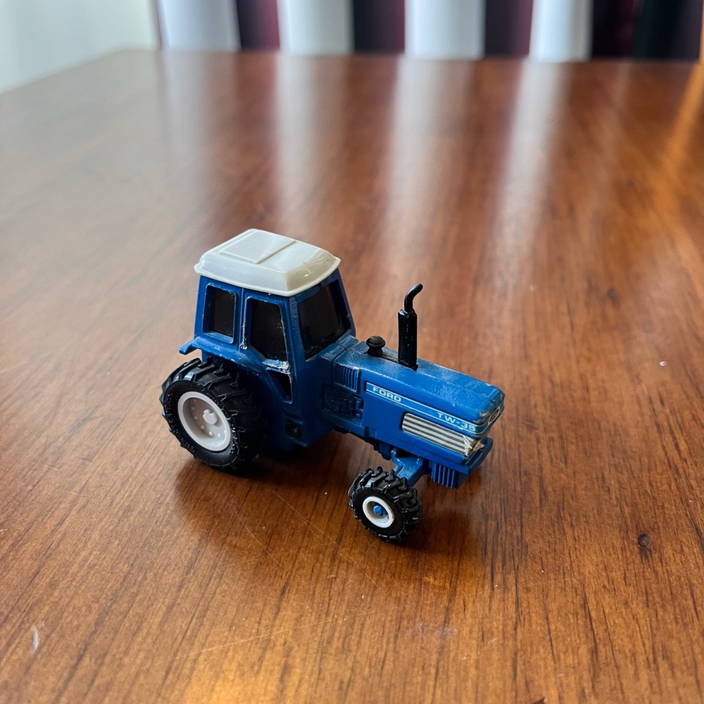 Ford Tractor TW 35 diecast toy pull back 1/64